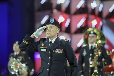 salute .
